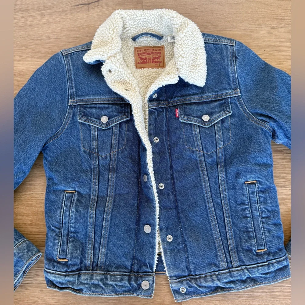 Levi Strauss Classic Blue Denim Jacket with Cream Sherpa Lining Size Small - Picture 2 of 6
